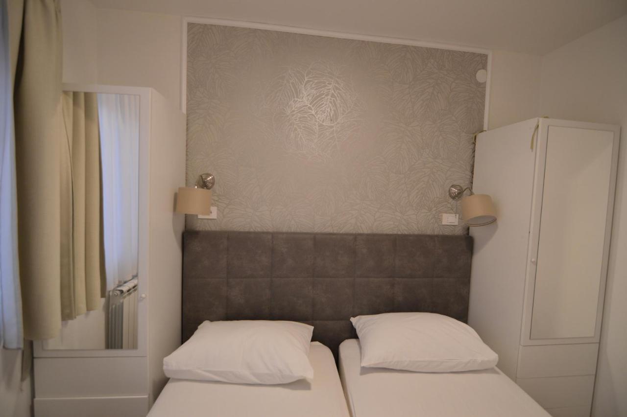 Apartments By The Sea Starigrad, Paklenica - 16421 Exterior foto